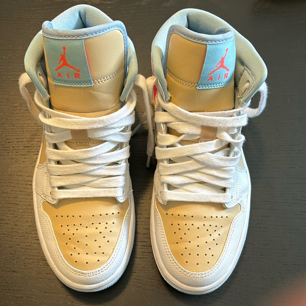 Jordan 1 Mid SE Semame (W) size 6